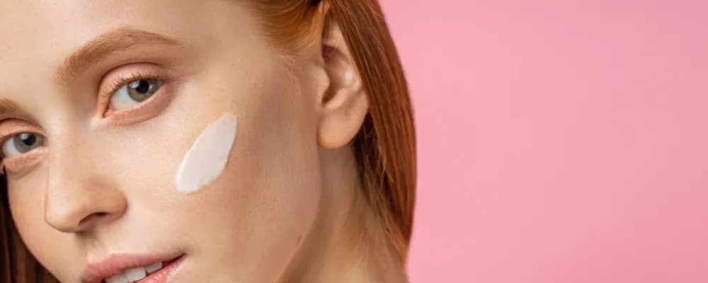 Jaka baza pod makijaż dla cery dojrzałej? Ranking i sekret młodości