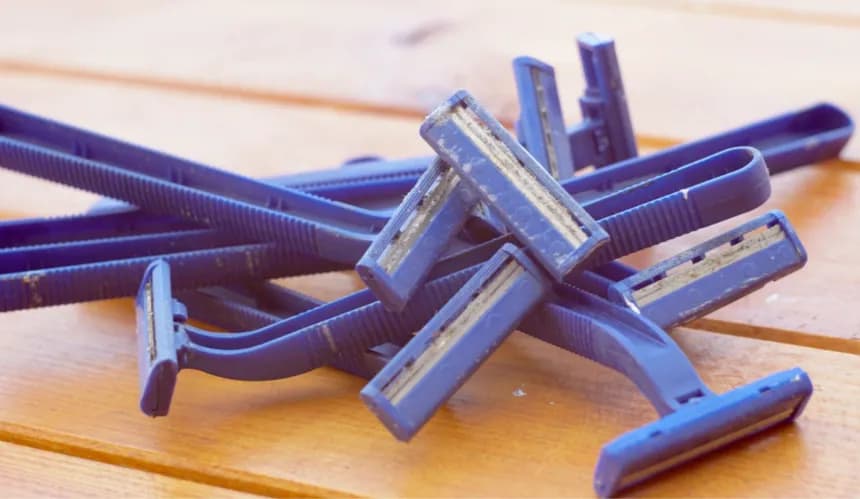 Gdzie wyrzucić maszynkę do golenia? Poznaj zasady i uniknij błędów!