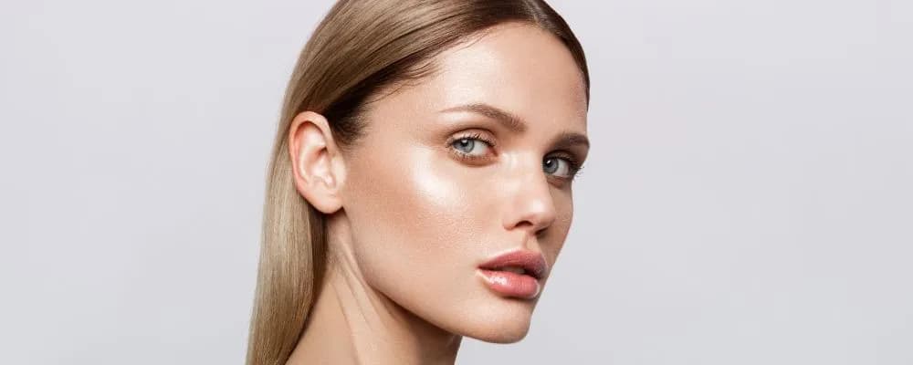 Idealny rozświetlacz do jasnej cery: Poradnik + TOP produkty