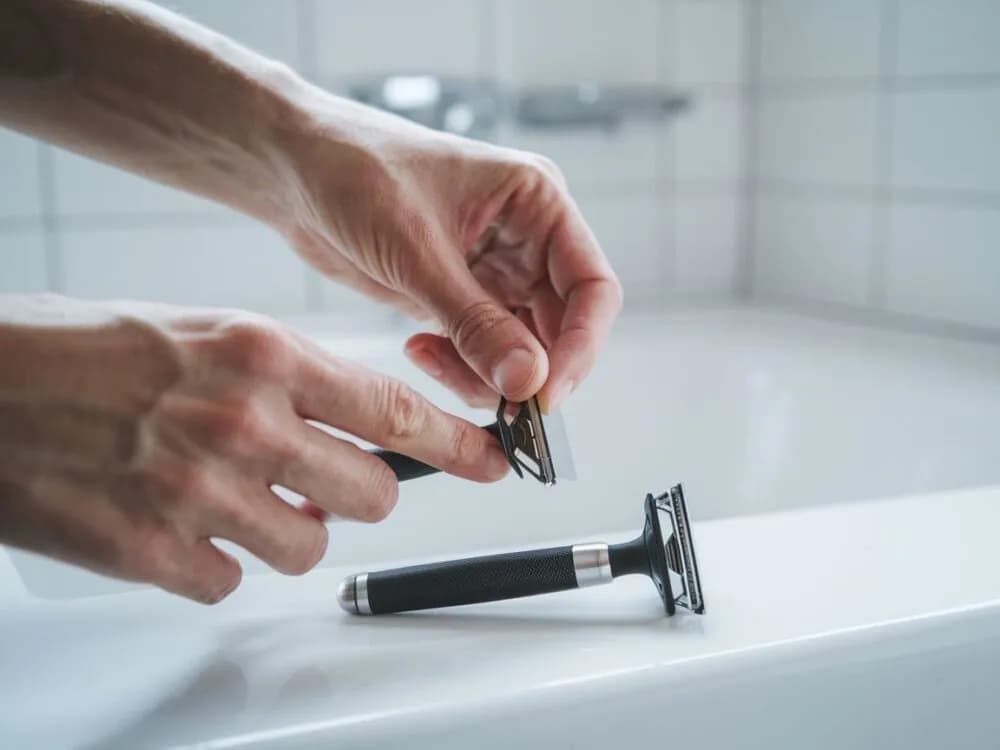 Wymiana żyletki w maszynce tradycyjnej? Zrób to bezpiecznie!